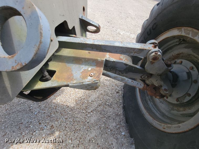 image for item KD9481 1982 John Deere 570A  motor grader