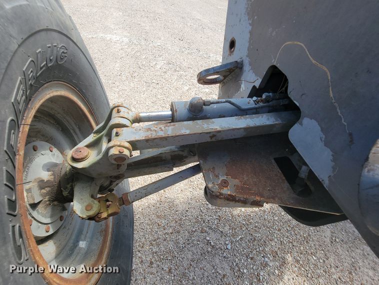 image for item KD9481 1982 John Deere 570A  motor grader