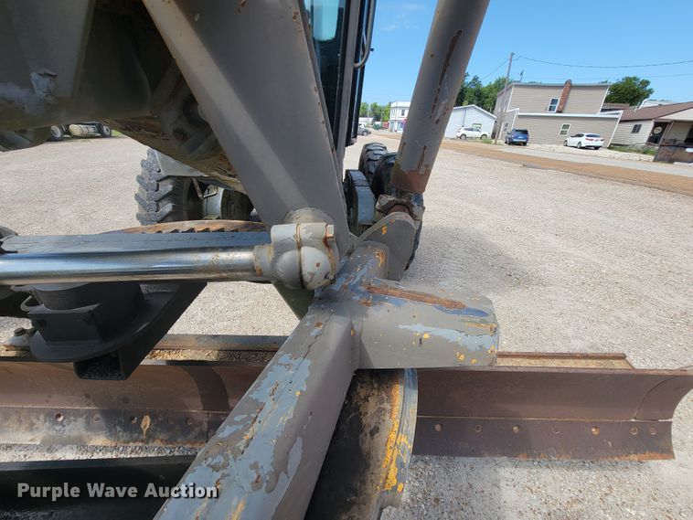 image for item KD9481 1982 John Deere 570A  motor grader