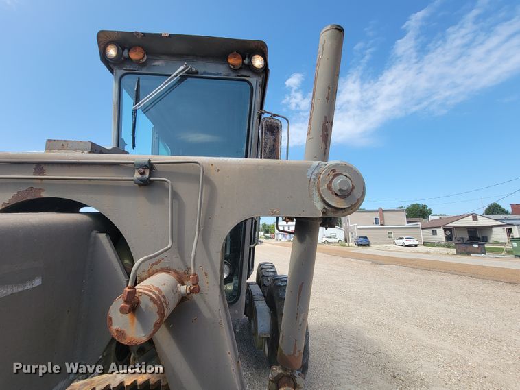 image for item KD9481 1982 John Deere 570A  motor grader