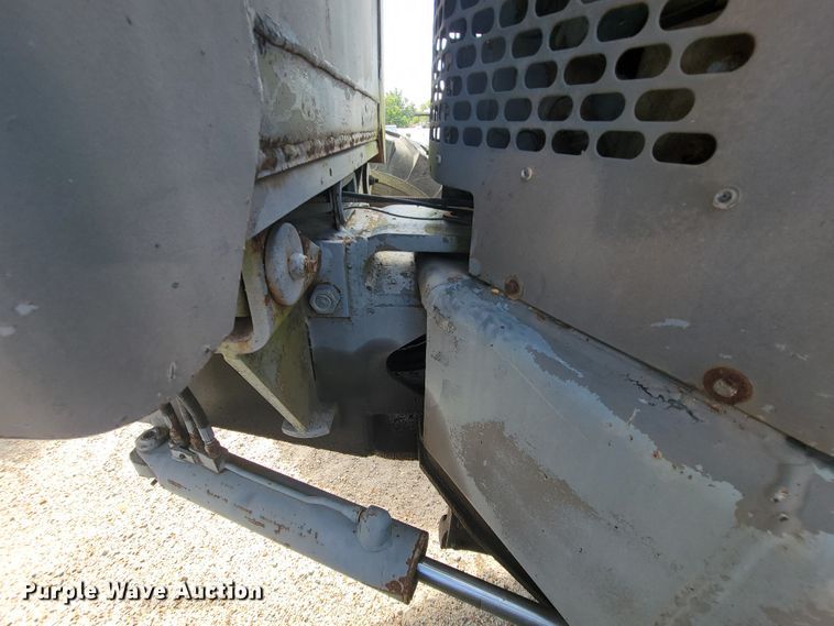 image for item KD9481 1982 John Deere 570A  motor grader