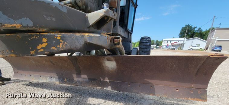 image for item KD9481 1982 John Deere 570A  motor grader