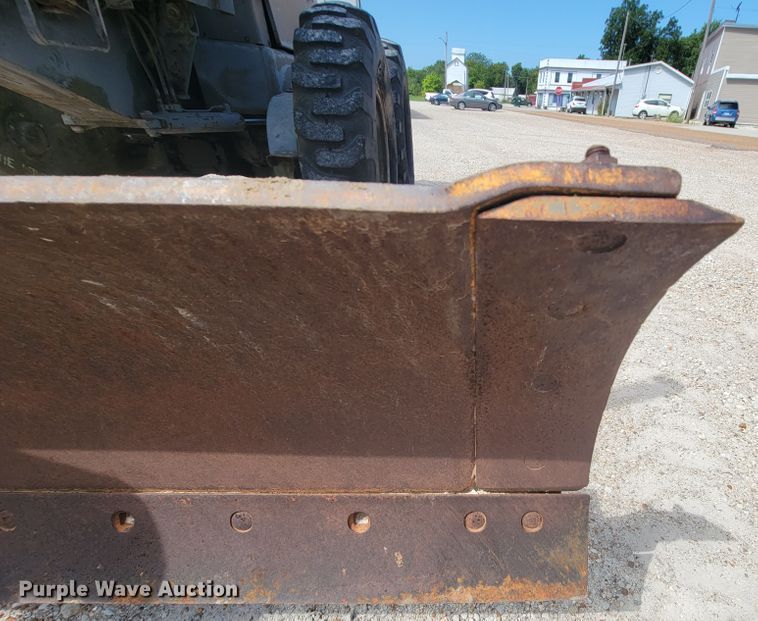 image for item KD9481 1982 John Deere 570A  motor grader