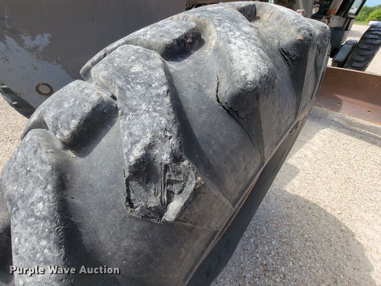 image for item KD9481 1982 John Deere 570A  motor grader