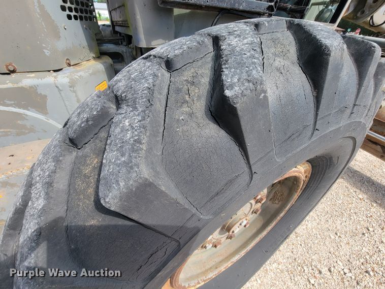 image for item KD9481 1982 John Deere 570A  motor grader