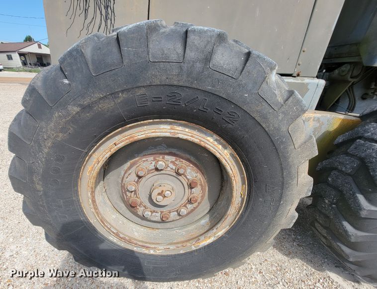 image for item KD9481 1982 John Deere 570A  motor grader