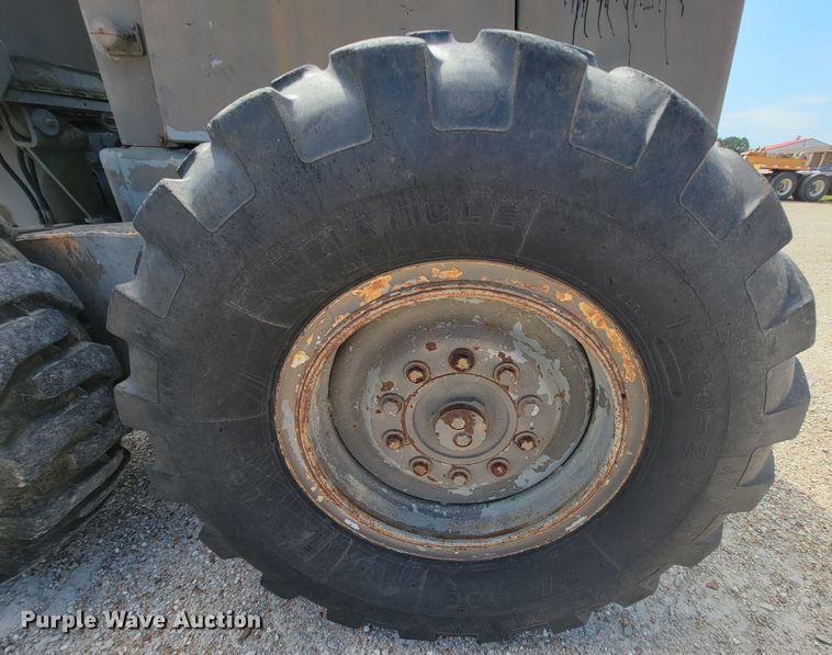 image for item KD9481 1982 John Deere 570A  motor grader