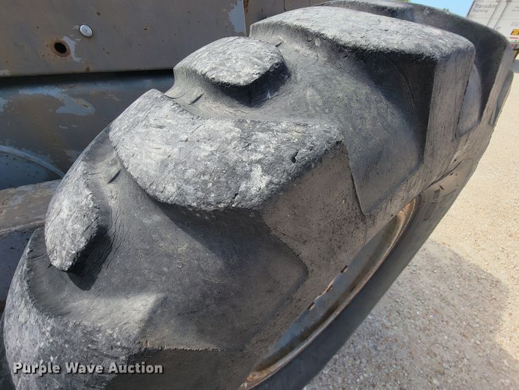 image for item KD9481 1982 John Deere 570A  motor grader