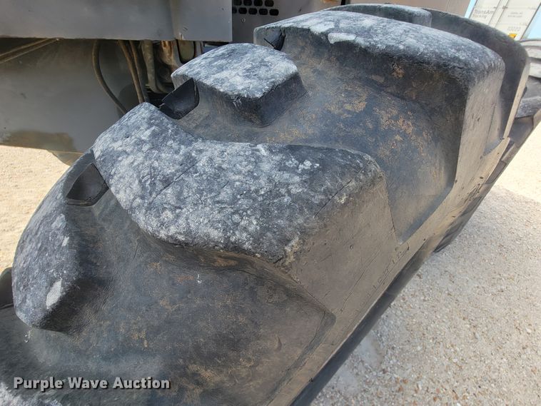 image for item KD9481 1982 John Deere 570A  motor grader