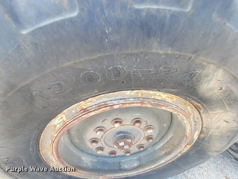 image for item KD9481 1982 John Deere 570A  motor grader