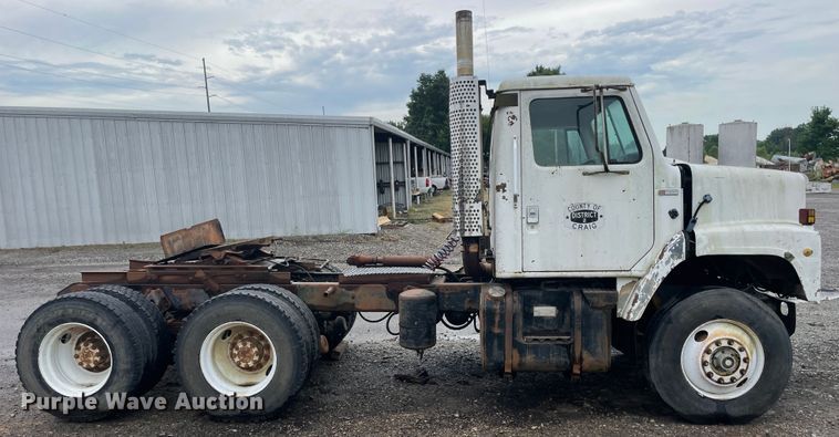 image for item KK9439 1979 International F2275  semi truck