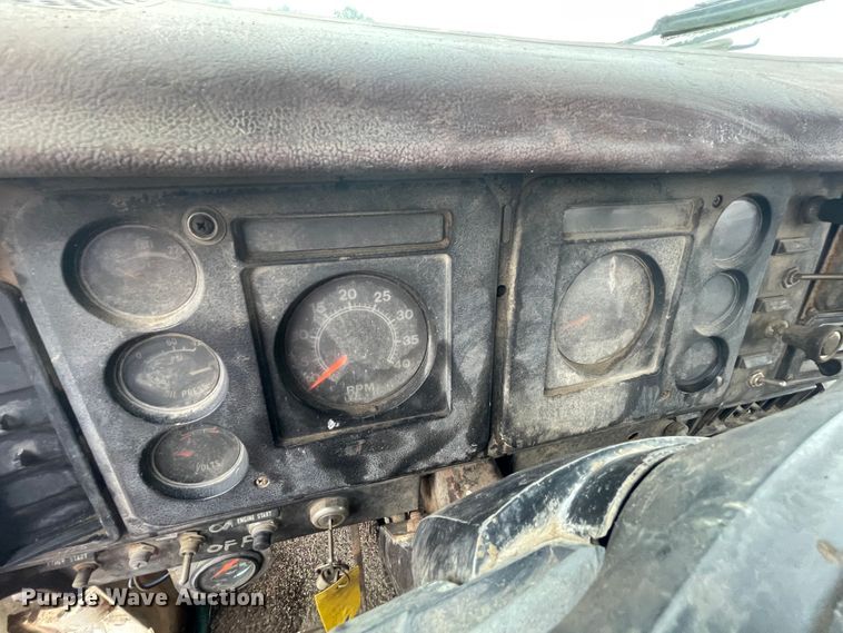 image for item KK9439 1979 International F2275  semi truck