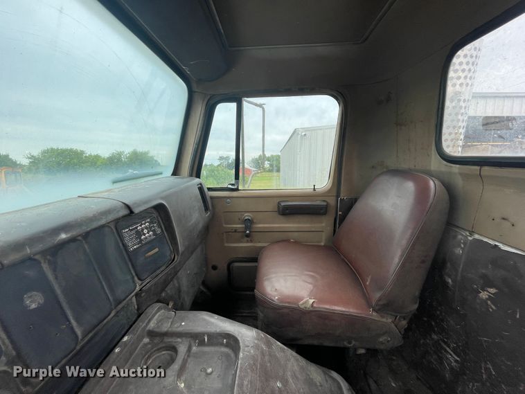 image for item KK9439 1979 International F2275  semi truck