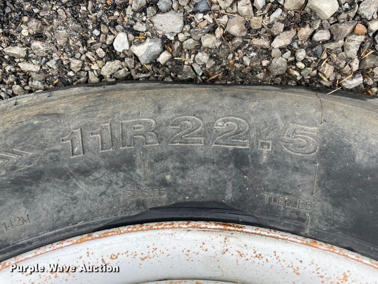 image for item KK9439 1979 International F2275  semi truck