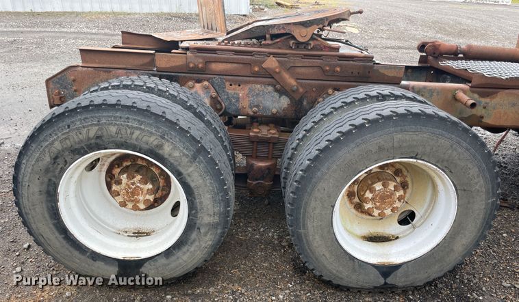 image for item KK9439 1979 International F2275  semi truck