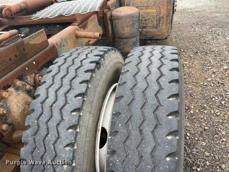 image for item KK9439 1979 International F2275  semi truck