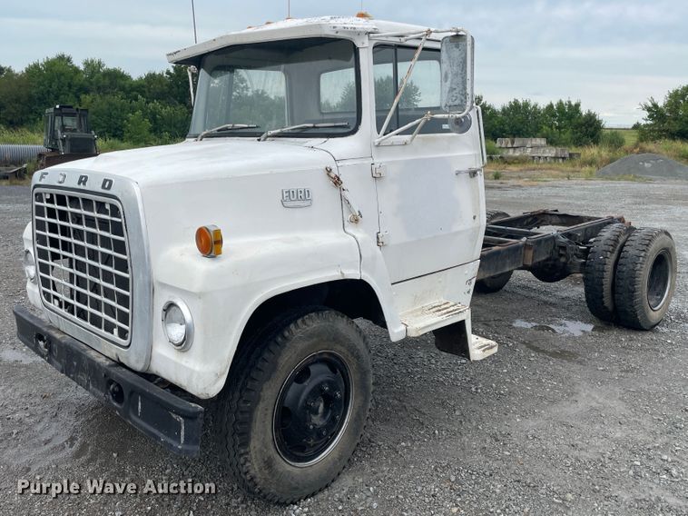 image for item KK9440 1972 Ford L700  truck cab and chassis