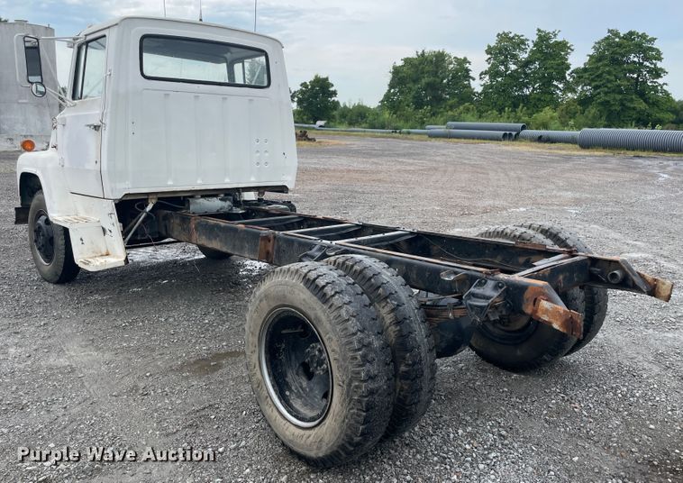 image for item KK9440 1972 Ford L700  truck cab and chassis