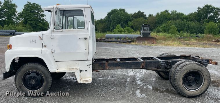 image for item KK9440 1972 Ford L700  truck cab and chassis