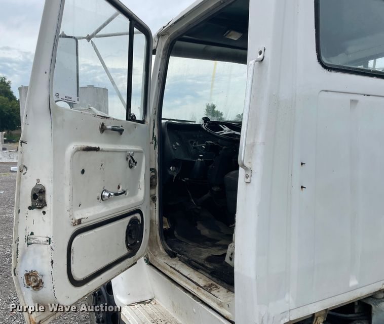 image for item KK9440 1972 Ford L700  truck cab and chassis