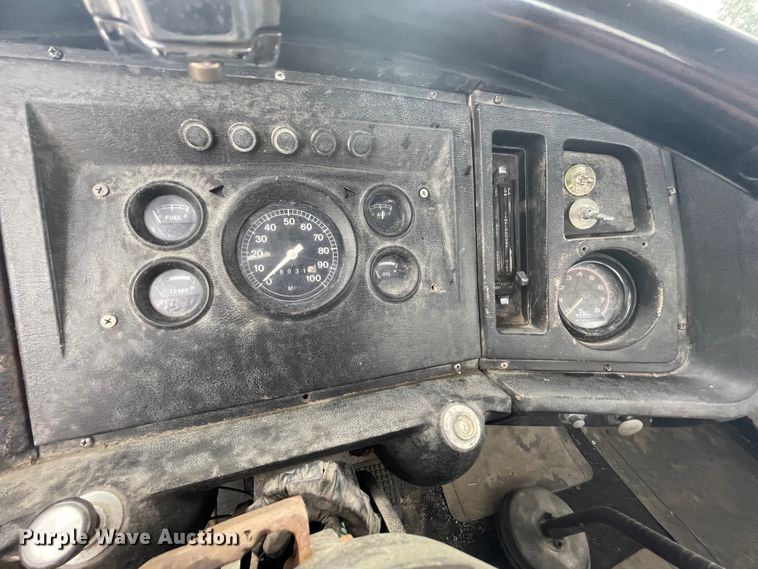 image for item KK9440 1972 Ford L700  truck cab and chassis