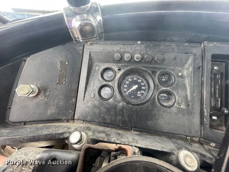 image for item KK9440 1972 Ford L700  truck cab and chassis