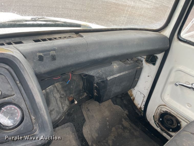 image for item KK9440 1972 Ford L700  truck cab and chassis