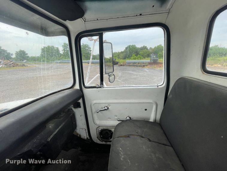 image for item KK9440 1972 Ford L700  truck cab and chassis