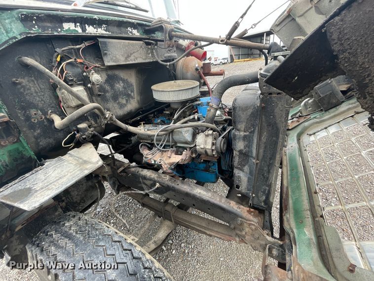 image for item KK9440 1972 Ford L700  truck cab and chassis