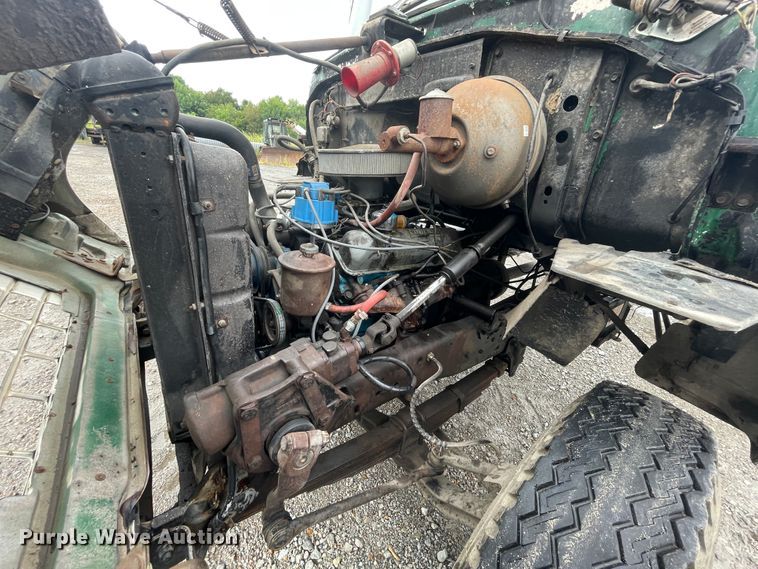 image for item KK9440 1972 Ford L700  truck cab and chassis