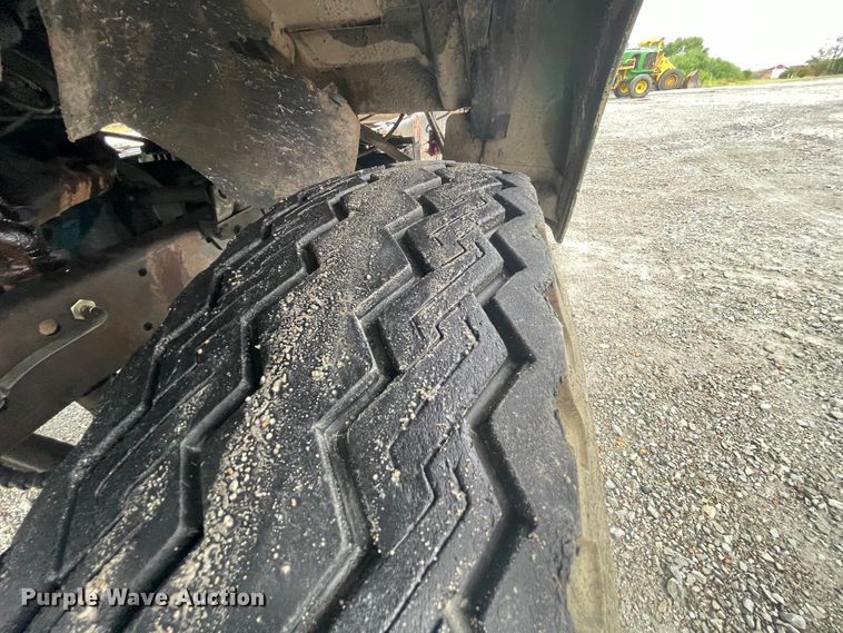 image for item KK9440 1972 Ford L700  truck cab and chassis