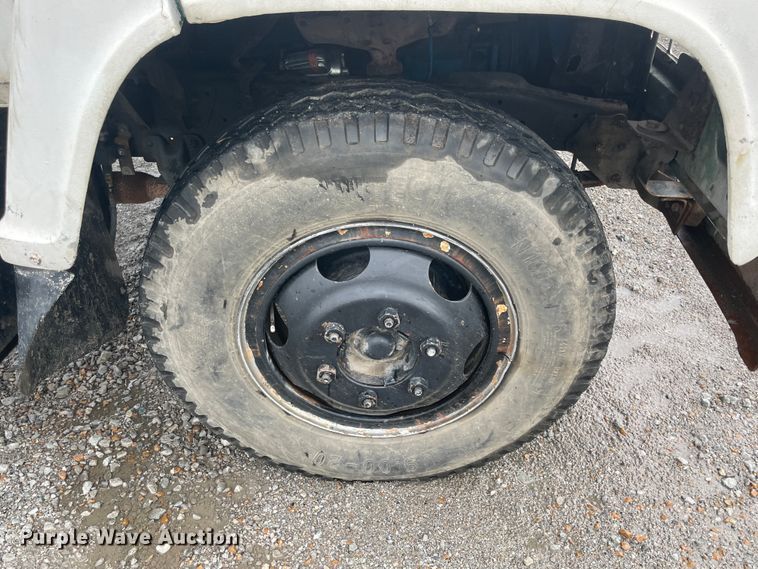 image for item KK9440 1972 Ford L700  truck cab and chassis