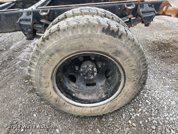 image for item KK9440 1972 Ford L700  truck cab and chassis