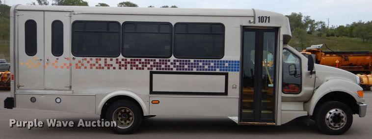 image for item KV9129 2010 Ford F650  shuttle bus