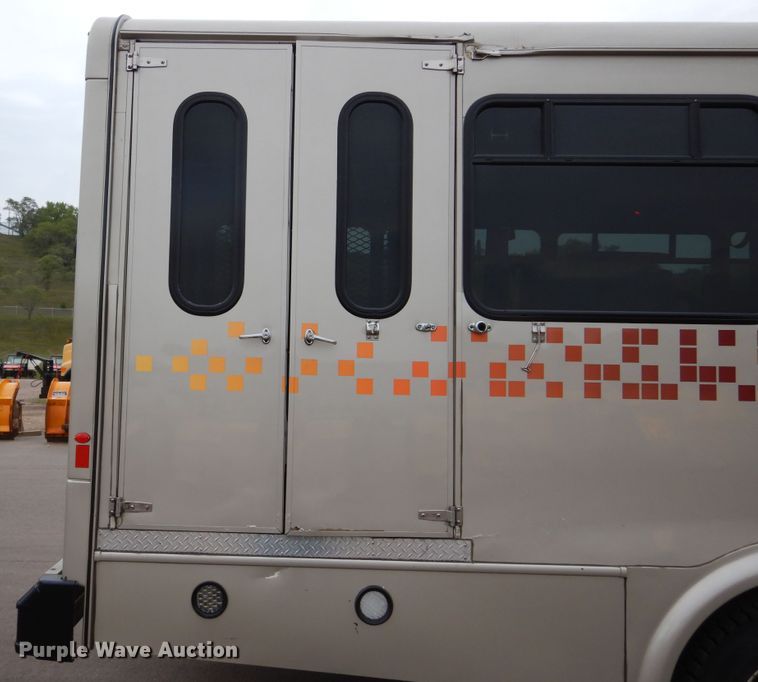 image for item KV9129 2010 Ford F650  shuttle bus