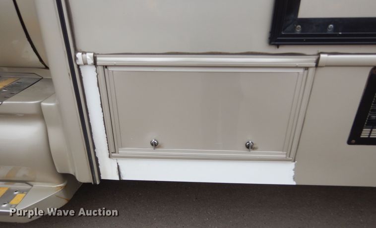 image for item KV9129 2010 Ford F650  shuttle bus