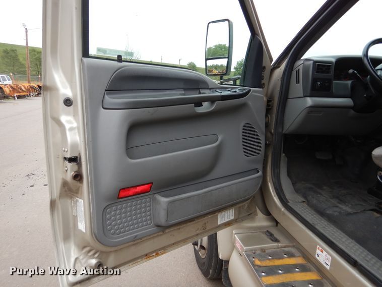 image for item KV9129 2010 Ford F650  shuttle bus