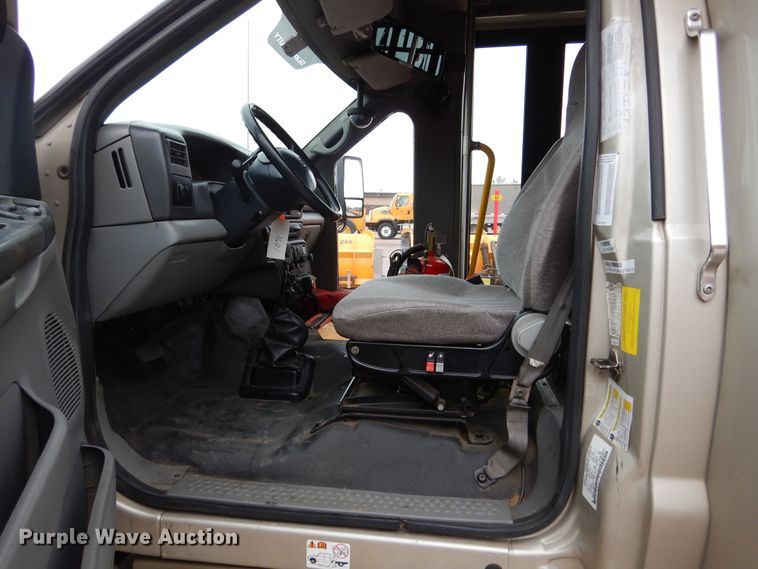 image for item KV9129 2010 Ford F650  shuttle bus