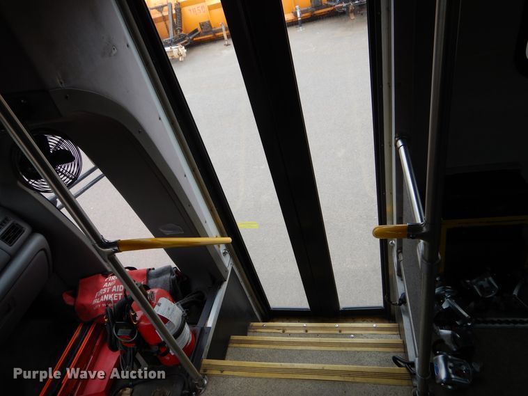 image for item KV9129 2010 Ford F650  shuttle bus