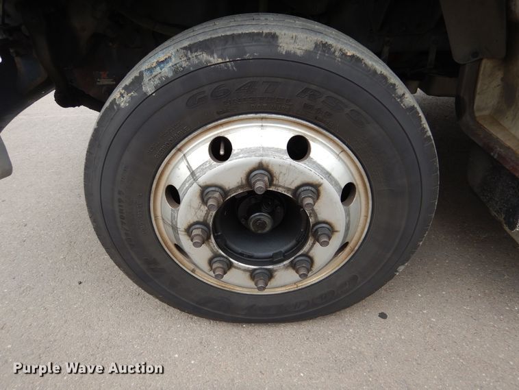 image for item KV9129 2010 Ford F650  shuttle bus