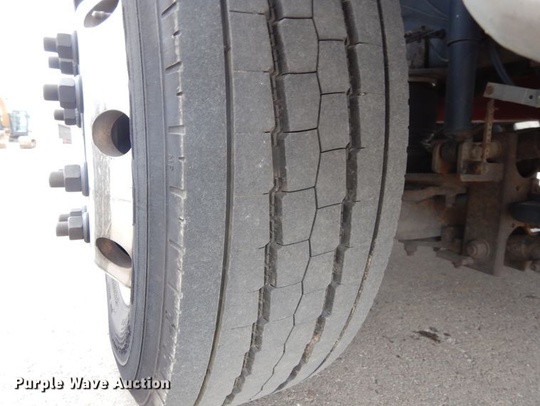 image for item KV9129 2010 Ford F650  shuttle bus