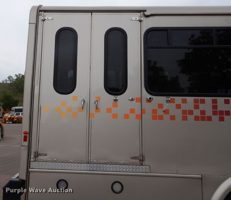 image for item KV9130 2010 Ford F650  shuttle bus