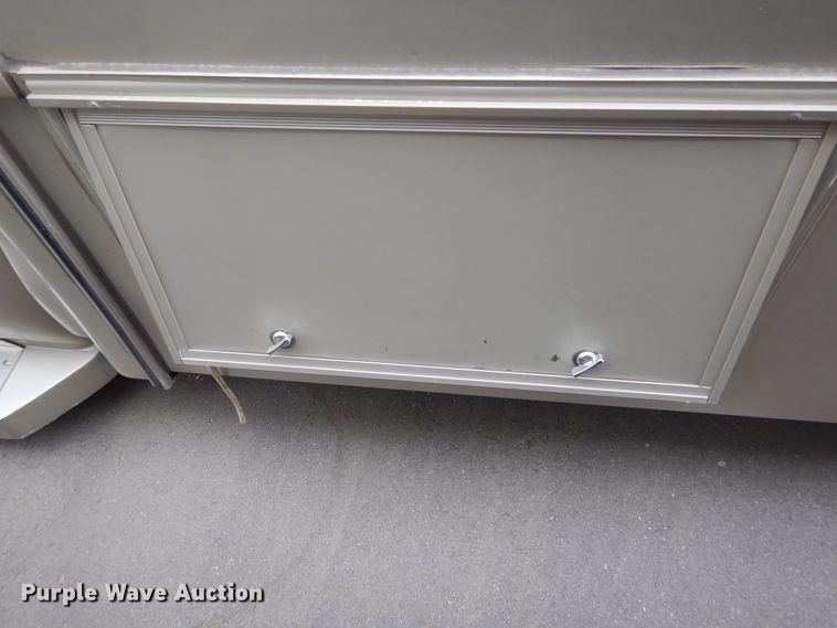 image for item KV9130 2010 Ford F650  shuttle bus