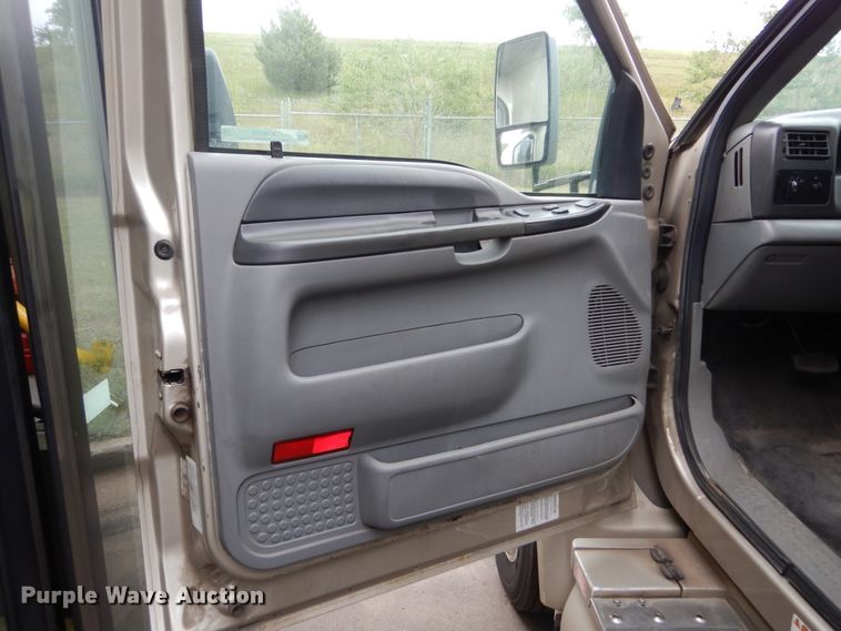 image for item KV9130 2010 Ford F650  shuttle bus