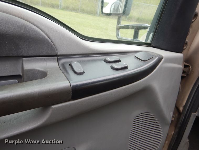 image for item KV9130 2010 Ford F650  shuttle bus