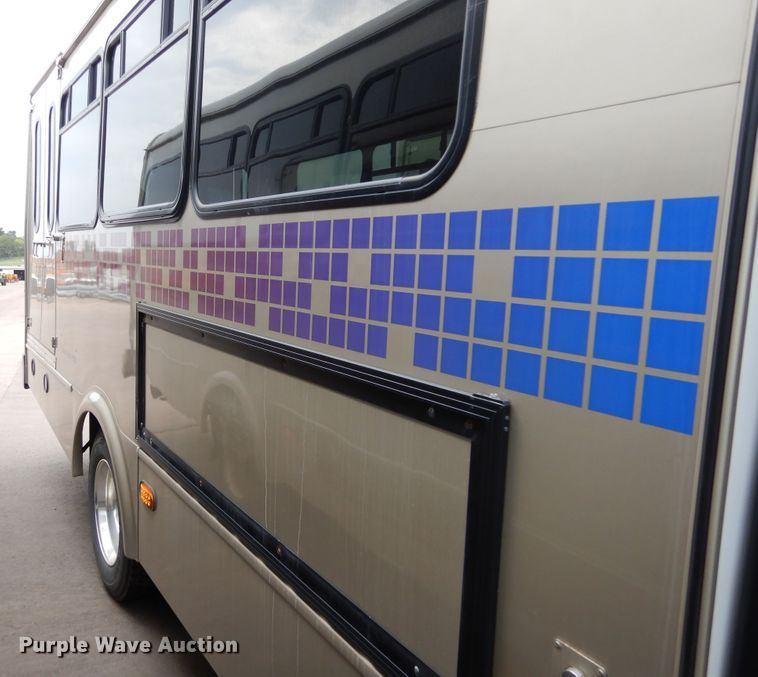 image for item KV9131 2010 Ford F650  shuttle bus