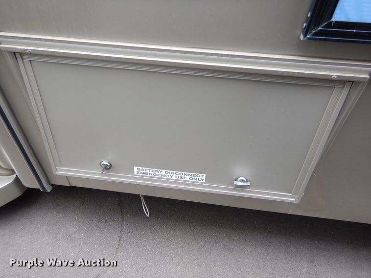 image for item KV9131 2010 Ford F650  shuttle bus