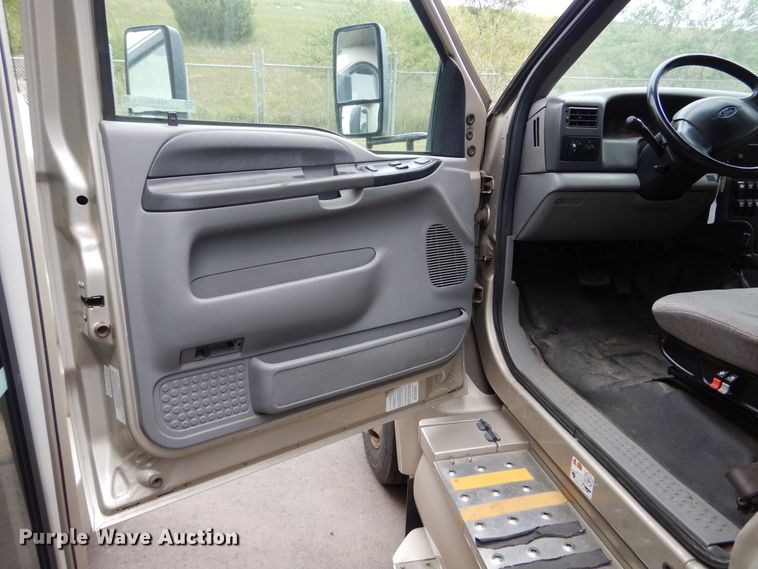 image for item KV9131 2010 Ford F650  shuttle bus