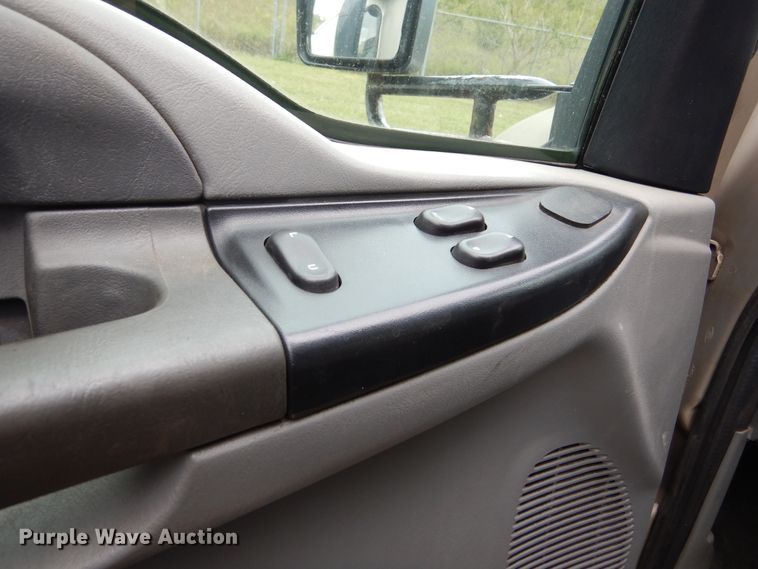 image for item KV9131 2010 Ford F650  shuttle bus