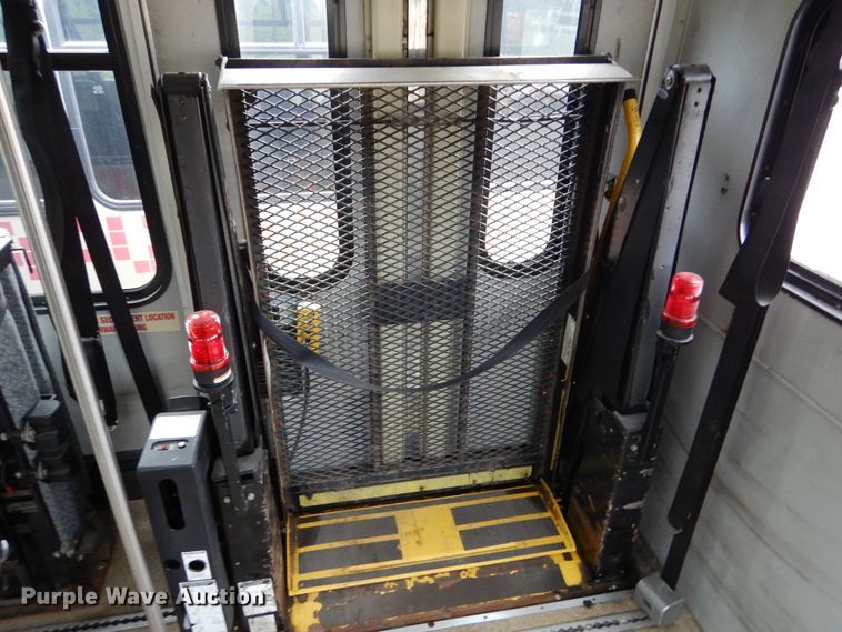 image for item KV9131 2010 Ford F650  shuttle bus